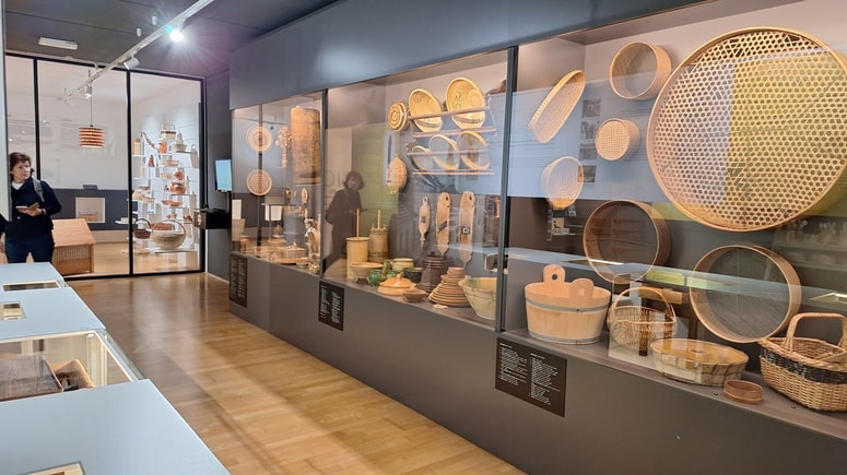 Suhorobarstvo in lončarstvo sta bila in sta še osrednji obrti na tem območju. Kako nastajajo raznovrstni izdelki in kako se je življenje na tem območju spreminjalo, prikazujejo v muzejskem delu Rokodelskega centra Ribnica. 