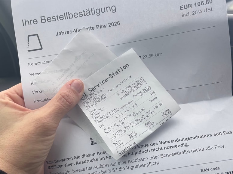 Letna vinjeta za vožnjo po avstrijskih avtocestah za osebne avtomobile stane 106,80 evra.