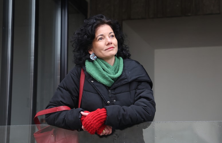 "Otrok ne želi starša, ki bo zagnal celo dramo, odvršal v šolo in tam vse okrog obrnil. Potrebuje občutek, da mu bomo prisluhnili in ščitili njegove meje," pripoveduje Katja Košir. 