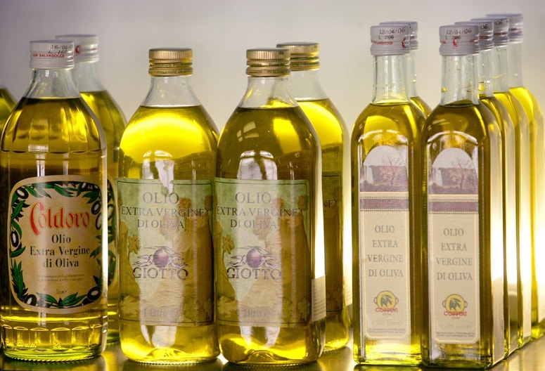 Lokalni izdelki iz manjših mlinov so imeli relativno nizke vrednosti teh delcev, medtem ko so oljčna olja iz supermarketov, ki so del širše distribucije, vsebovala bistveno več delcev mikroplastike na liter. Fotografija je simbolična. 