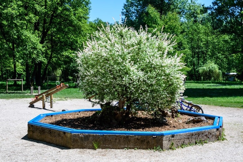 Otroci so se v času napada igrali na otroškem igrišču.