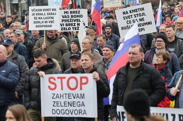 Kmetje vztrajajo pri svojih zahtevah. Ministrica napoveduje še en sestanek. 