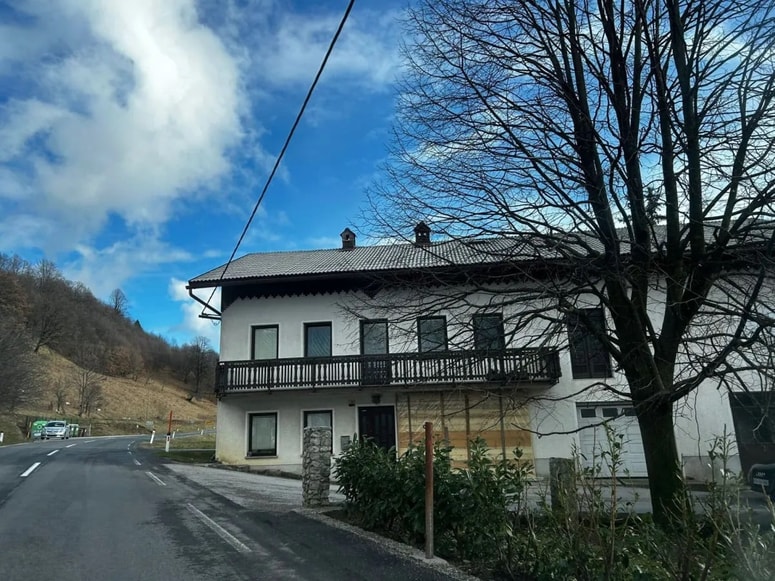 V soboto so na oknu hiše, v katero je treščila škoda, gorele sveče. 