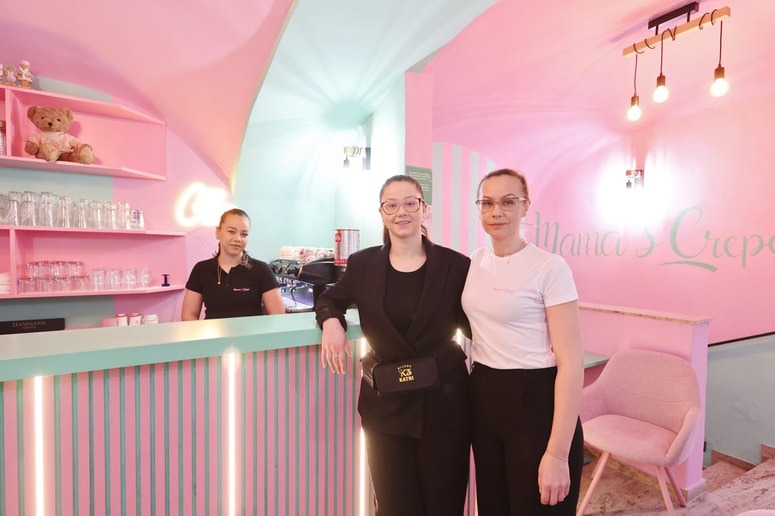 Najemnica lokala Melisa Bešić s hčerkama Dženito in Anito.