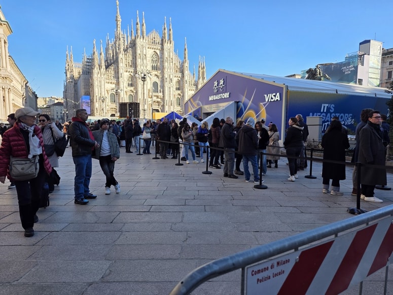 Duomo v času iger – vrste, ograje in sponzorska kulisa.

 

