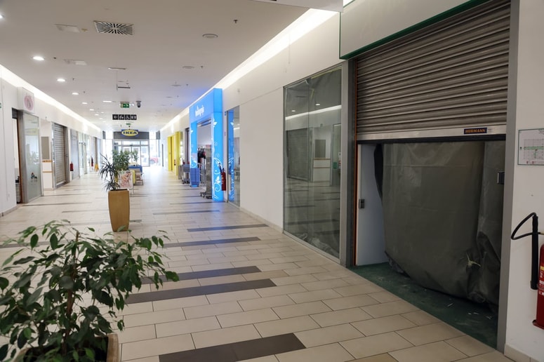 Prazen prostor v Ikona centru se zdaj gradbeno prilagaja potrebam knjižnice. 