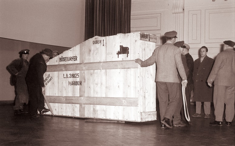 V Večerovem arhivu z datumom 30. januar 1961 je fotografija s pripisom: "Srečen dogodek za mariborsko koncertno publiko in tudi pianiste. V veliko Unionsko dvorano so včeraj pripeljali nov koncertni klavir znamke Bösendorfer. Prav na desni strani fotografije stoji eden najzadovoljnejših: Ferdo Filipič, upravnik mariborske Koncertne poslovalnice." 