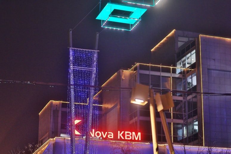 Več kot sto tisoč malih delničarjev Nove KBM je izbrisala država ob bančni sanaciji. 