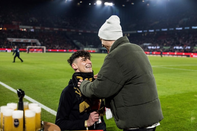 Na tekmi Bundeslige med Kölnom in Wolfsburgom je pred 50.000 gledalci zaprosil svojega partnerja. 