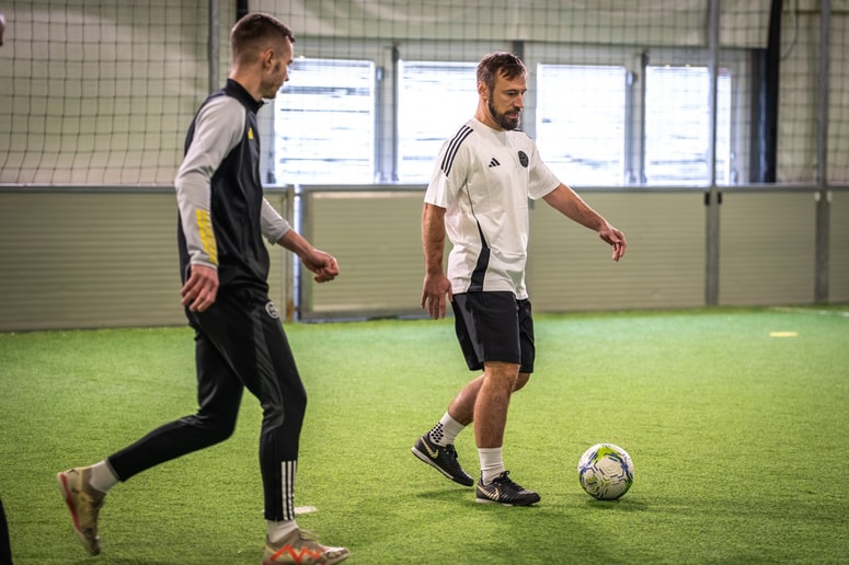 Kdor zna, zna. Dejan Školnik ostane nogometni as. Tudi med hojo.