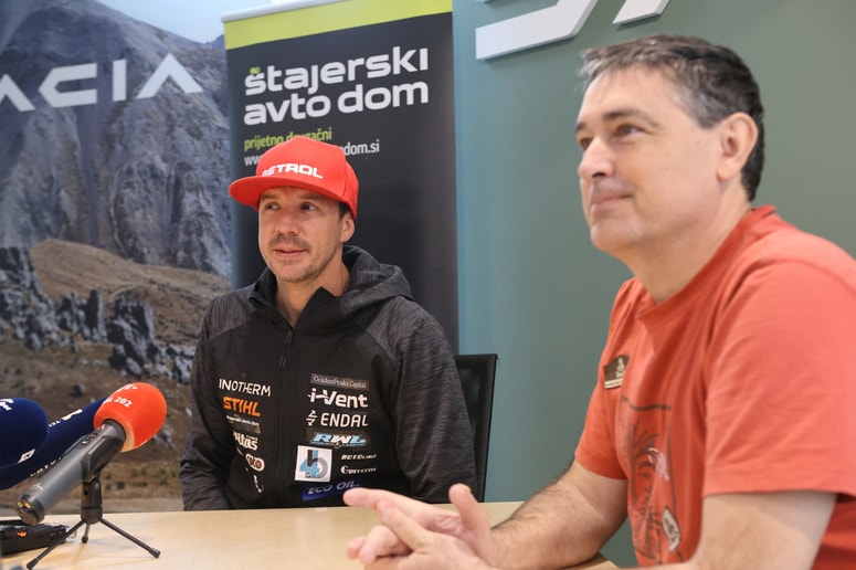 David Stropnik (desno) je med drugim poudaril, da je tudi Mariborčan Simon Marčič letošnji Dakar - fotografija je sicer lanska - odpeljal z natrganimi kolenskimi vezmi. 