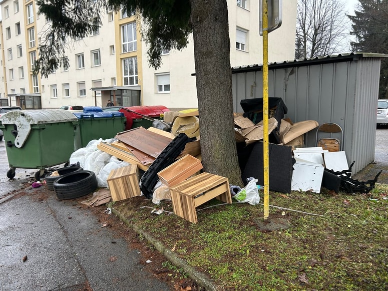 Odpadki ob blokih v Ferkovi ulici se kopičijo že več kot leto dni. 