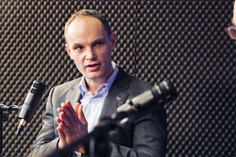 Kot je razvidno z nekaterih fotografij, je bilo več plakatov tarča grafitov.