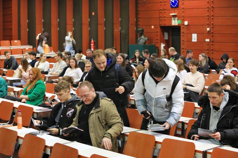 Informativni dnevi bodo letos potekali v treh terminih, in sicer v petek, 13. februarja, ob 10. uri in 15. uri ter v soboto, 14. februarja, ob 10. uri.