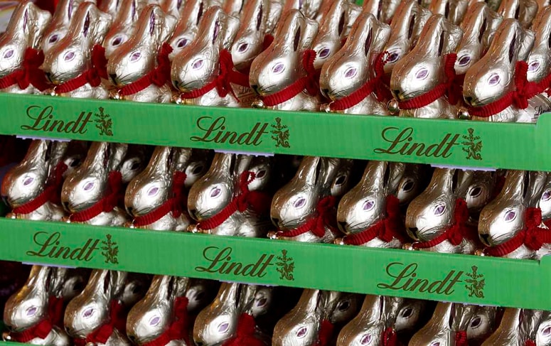 Na policah nemških trgovin so se že pojavili velikonočni zajčki, a pogled na ceno je mnoge odvrnil od nakupa. 