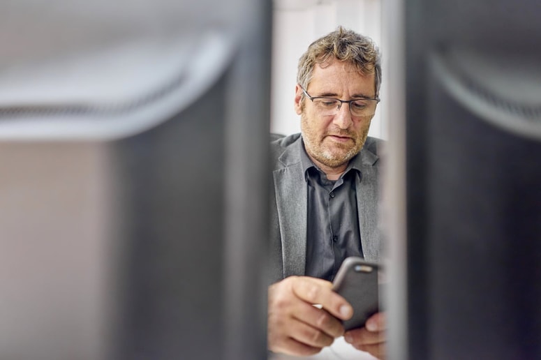 Digitalna orodja so med starejšimi podjetniki že dobro prisotna, vendar predvsem na osnovni ravni. E-računi so postali standard, razmeroma razširjena je tudi osnovna analitika prodaje, spletna prodaja ter uporaba CRM in ERP sistemov.