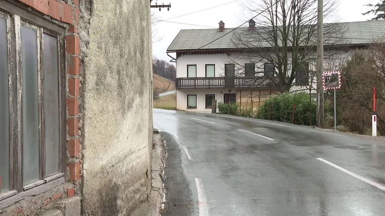 Avto z voznikom in tremi sopotniki se je z visoko hitrostjo zaril v hišo ob cesti.