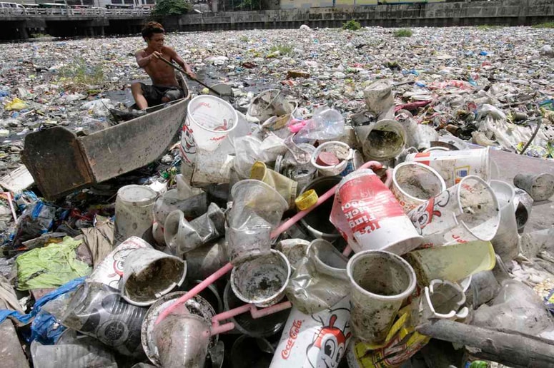 Delavci naj bi to nezakonito prakso izvajali že več dni zapored. Na bregu reke so izkopali jamo, v katero s tovornjaki stresajo zbrane odpadke in jih nato zasipajo z zemljo, velik del smeti pa pri tem konča neposredno v vodi. Fotografija je simbolična. 