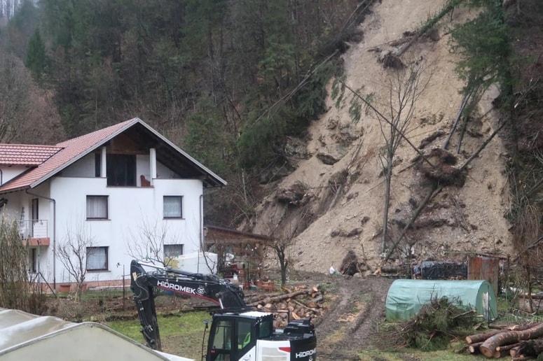 Pobočje hriba Škofje v Dolenjih Novakih še drsi, gasilci varujejo predvsem stanovanjsko hišo tik ob plazu.

