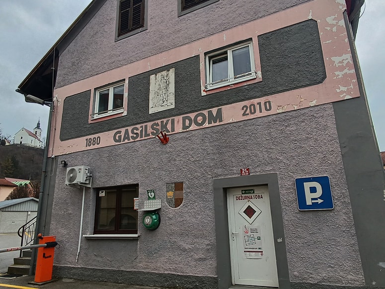 Gasilski dom Vojnik je bil zgrajen v letih, ko so bila gasilska vozila manjša. Pred vsako intervencijo sekunde izgubljajo z zamudnim vključevanjem na prometno regionalno cesto. 