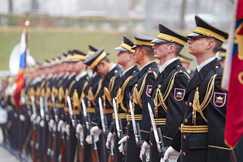 Glavna fotografija članka:(KOMENTAR) Ko denar prehiteva strategijo