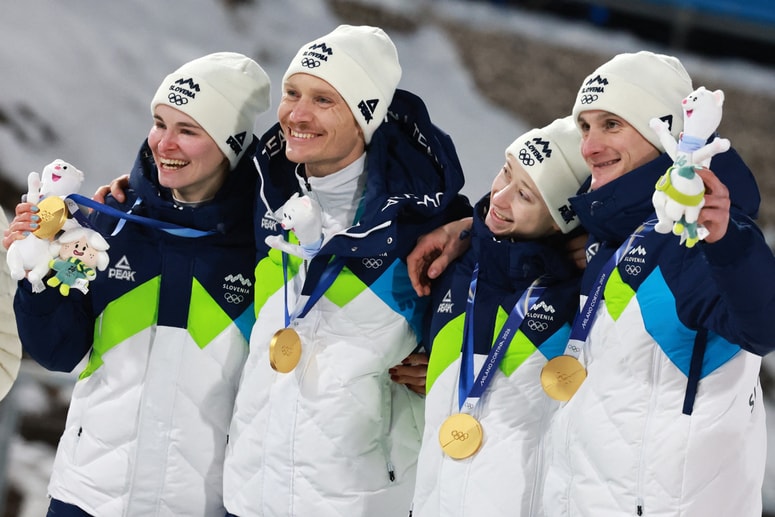 Glavna fotografija članka:(FOTO) Fantastičen uspeh, slovenski mešani skakalni ekipi olimpijsko zlato: Po mučenju je prišla Zdravljica