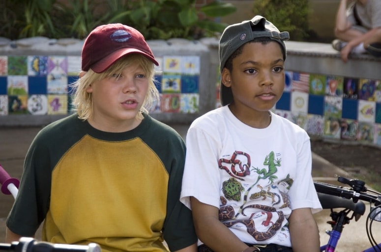 Blake Garrett in Philip Daniel Bolden v filmu Kako jesti ocvrte črve. 