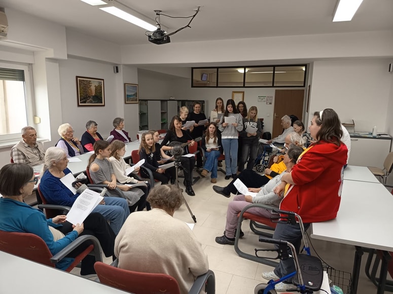 Srečanje je bilo preprosto, srčno in polno trenutkov, ki dokazujejo, da je ljubezen univerzalni jezik – tak, ki povezuje vse generacije. 