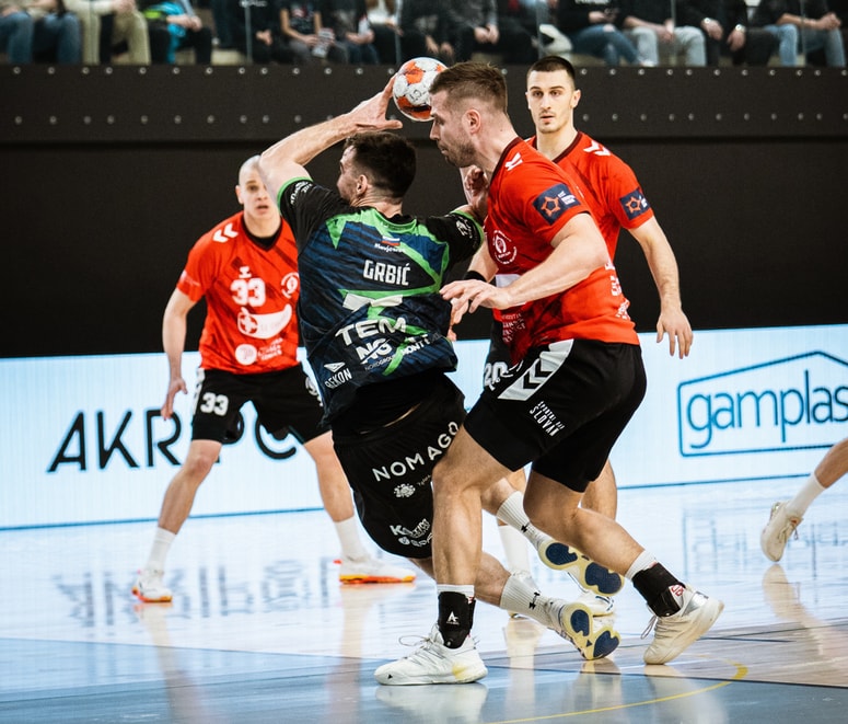 Glavna fotografija članka:Rokometni derbi ter delitev točk med Zormanom in Tamšetom: Vse je še odprto!