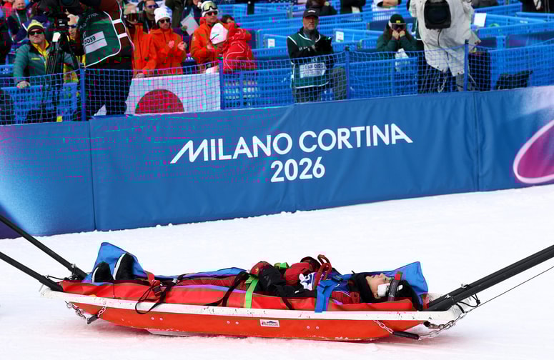 Čeprav je padec izgledal grozljivo, Liu Jiayu ne čuti hujših posledic.