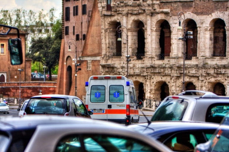Gasilci in pristojne službe so takoj po dogodku zavarovali širše območje, da bi preprečili morebitne nove poškodbe ali žrtve v primeru nadaljnjega rušenja. Fotografija je simbolična. 