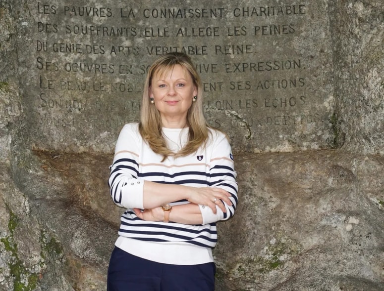 "Brez feministične teorije in kulturne zgodovine bi težko razumela širino besedil Zofke Kveder," pravi dr. Katja Mihurko. Fotografirana je na tematski poti, posvečeni romunski pisateljici in kraljici Carmen Sylva nad Opatijo. 