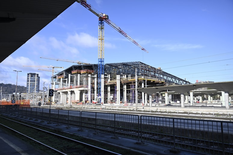 Oseba je padla z višine in se hudo poškodovala.