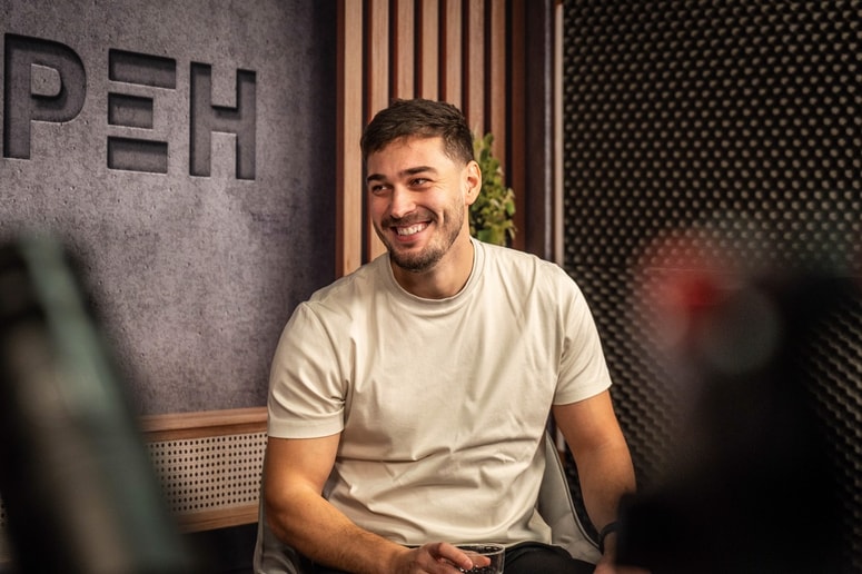 Aljoša Marjanović razvija hiperrealistične AI-vizuale in optimizira prodajne sisteme. 