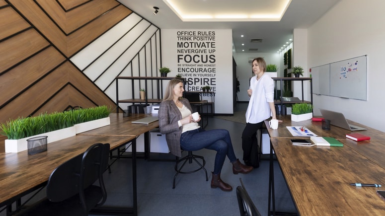 Če zaposleni skozi leto ne prejema sprotne povratne informacije, nato pa je decembra soočen s celotnim "rezimejem" preteklih napak ali nedoseženih ciljev, to ne pomeni skrbi za ljudi in ne gradi zdrave kulture, temveč ustvarja obrambne mehanizme in krepi nezaupanje.