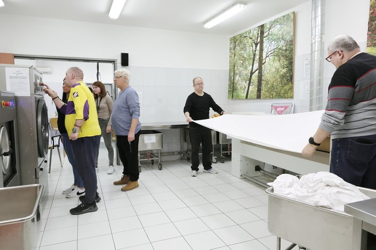 Uporabniki VDC Polž vsak dan med 7. in 15. uro skrbijo za profesionalno oprano in zlikano perilo zunanjih naročnikov. 