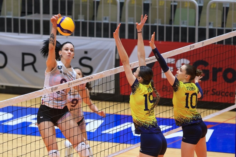 Sara Hutinski se je odlikovala v napadu in bloku. 