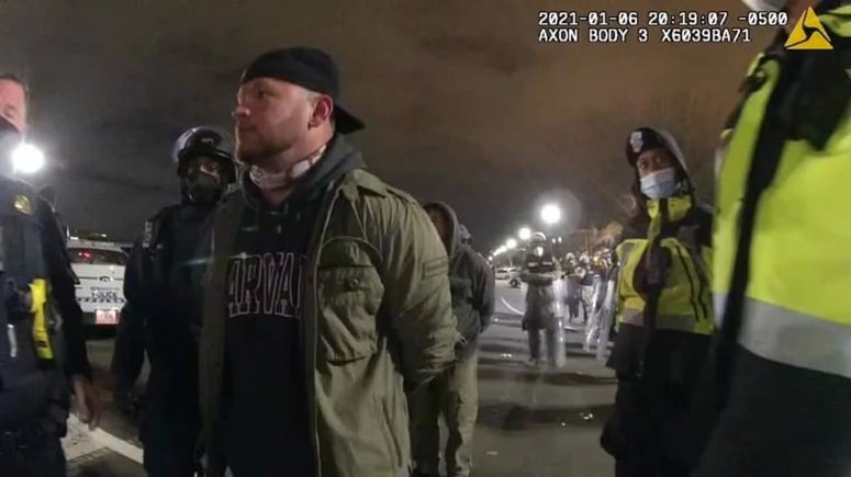 Andrew Paul Johnson med napadom na Kapitol januarja 2021. 