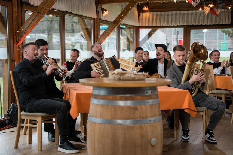 Dogajanje v oddaji bo umeščeno v "pristna lokalna gostišča".