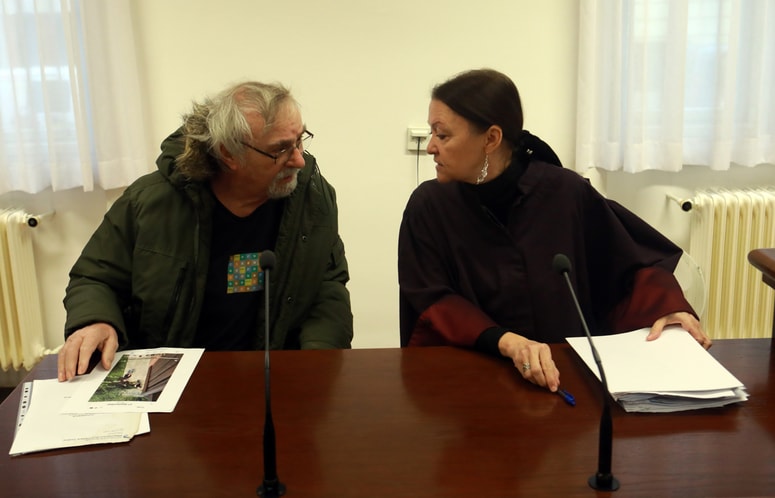 Marko Baldimir Tekavc se na sodišču ob pomoči odvetnice Vlaste Petrucci zagovarja zaradi poskusa uboja nekdanjega soseda. 