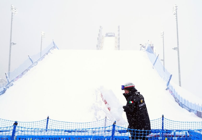Organizatorji čistijo sneg v snežnem parku v Livignu.