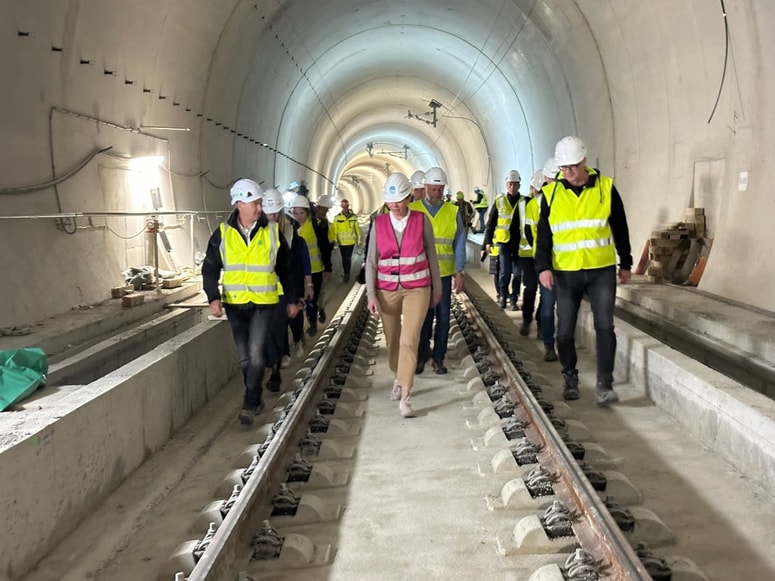 Največ so h gospodarski rasti prispevale predvsem državne investicije v gradbeništvu.