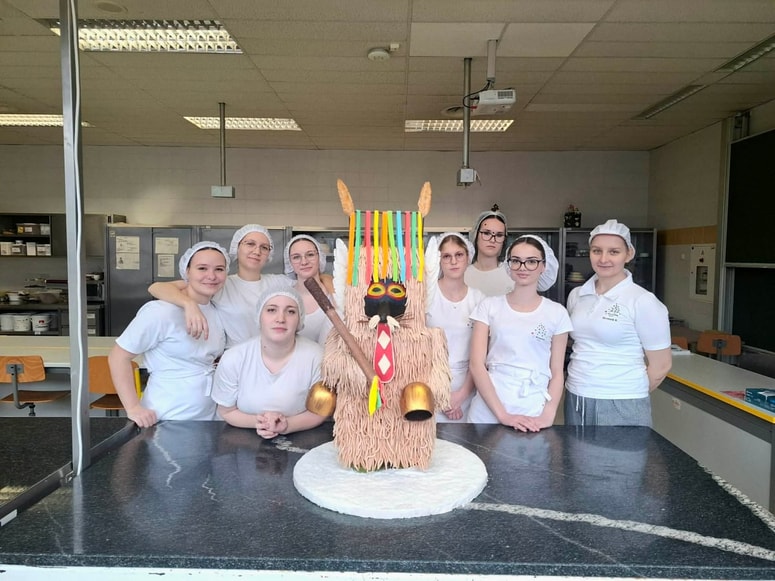 Glavna fotografija članka:Čokoladni kurent iz 10 kilogramov čokolade in 20 ur potrpežljivega dela. Največji izziv? Peresa in zvonci