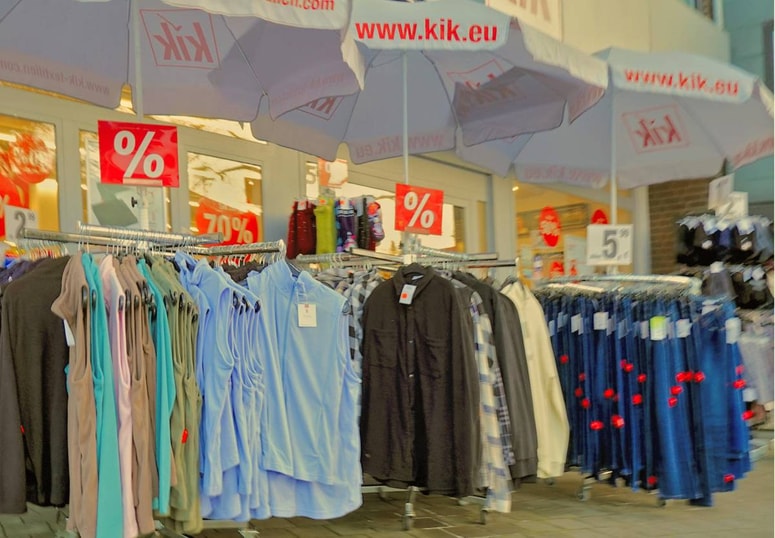 V mnogih od teh mest podjetje že izvaja razprodaje zalog z znatnimi popusti.