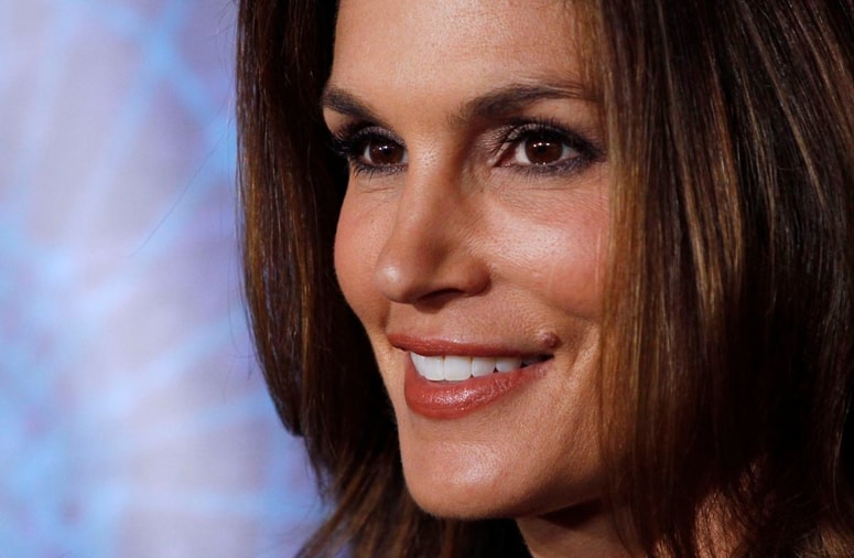 Cindy Crawford, ki je v osemdesetih in devetdesetih letih veljala za eno izmed supermodelov, je skozi večino svoje kariere ostala zvesta svoji prepoznavni rjavi barvi las.