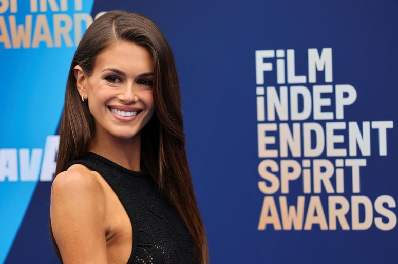 Zvezdnica je za to priložnost izbrala izjemno drzno modno kombinacijo, ki je takoj pritegnila pozornost vseh prisotnih fotografov in modnih kritikov.