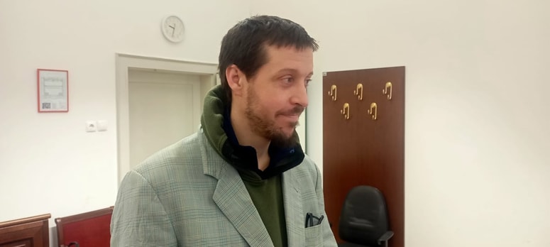 Muhammed Musa Mihael Osterc se na ljubljanskem okrožnem sodišču zagovarja zaradi povzročitve hude telesne poškodbe, ki naj bi jo bil povzročil svojemu očetu. 