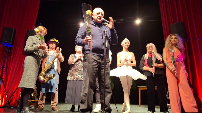 Zlatko Partlič na odru Festivala komedije Pekre: "Zanimanje ljubiteljskih gledališčnikov in občinstva nas najbolj veseli." 