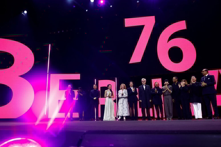 Direktorica festivala Tricia Tuttle in člani žirije, ki ji predseduje Wim Wenders 