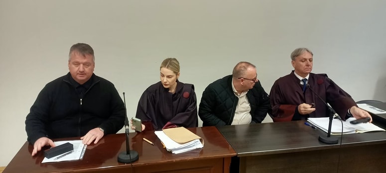 Obtožena Silvo Krošelj (levo) in Gzim Kahrimani s svojima odvetnikoma na sojenju zaradi sumov korupcije 